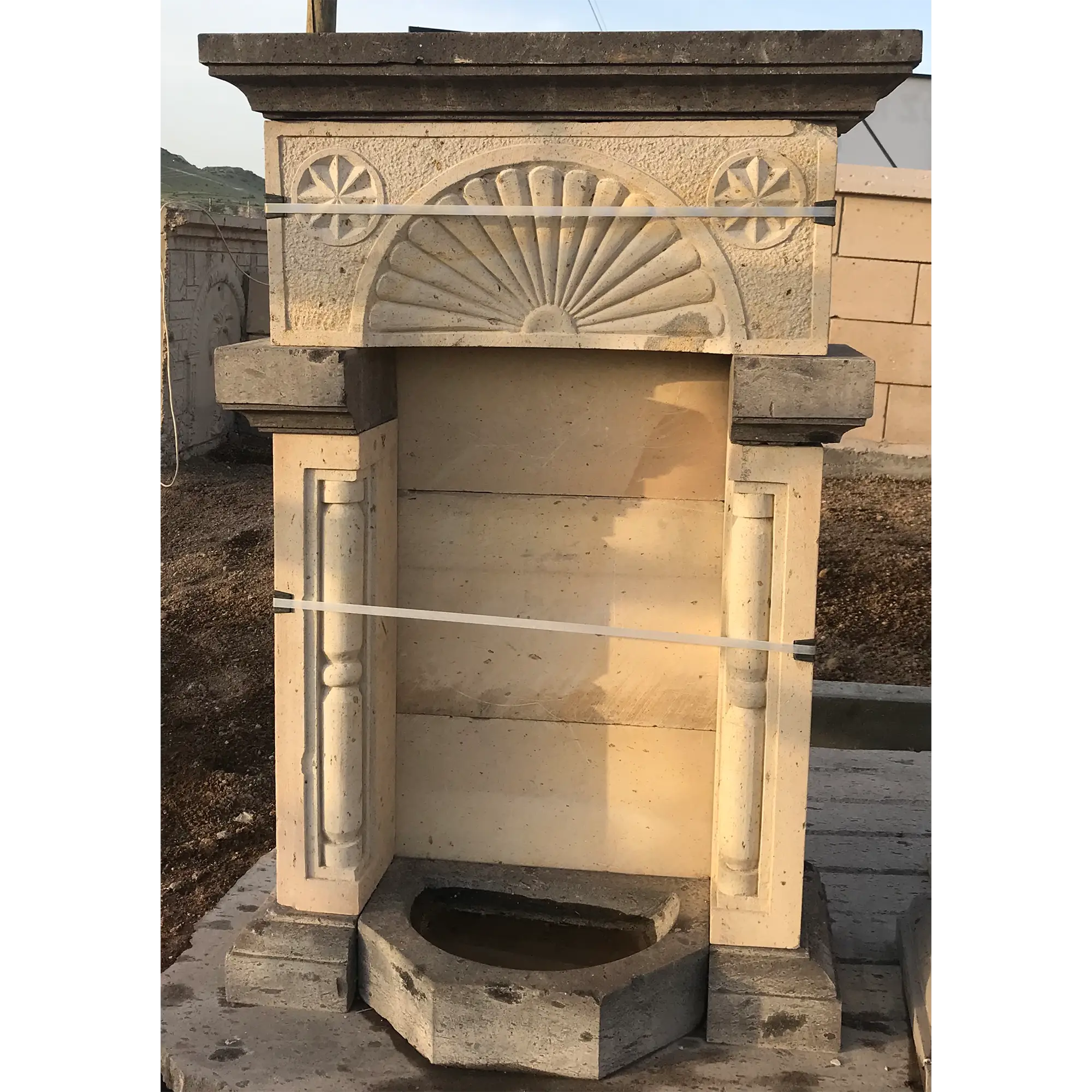 Sarı-Gri Andezit Cnc İşlemeli Oval Detay Çeşme